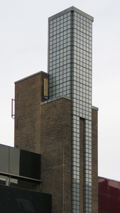 848221 Gezicht op het gerestaureerde torentje van het winkelhoekpand Potterstraat 2 (Intersport Twinsport) te Utrecht, ...
